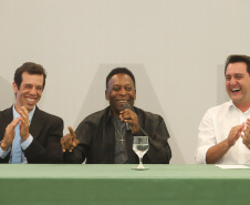 O governador Carlos Massa Ratinho Junior recebeu nesta quarta-feira (13), no Palácio Iguaçu, o campeão mundial de futebol Pelé. No evento, que contou com a presença de estudantes, atletas e ex-atletas, foram lançados a campanha Imposto Amigo do Esporte, do Governo do Estado, e o programa Esportivo Lúdico Educacional, de iniciativa de Pelé.  -  Curitiba, 13/03/2019  -  Foto: Rodrigo Félix Leal/ANPr