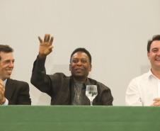 O governador Carlos Massa Ratinho Junior recebeu nesta quarta-feira (13), no Palácio Iguaçu, o campeão mundial de futebol Pelé. No evento, que contou com a presença de estudantes, atletas e ex-atletas, foram lançados a campanha Imposto Amigo do Esporte, do Governo do Estado, e o programa Esportivo Lúdico Educacional, de iniciativa de Pelé.  -  Curitiba, 13/03/2019  -  Foto: Rodrigo Félix Leal/ANPr
