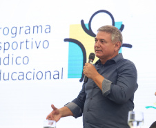 O governador Carlos Massa Ratinho Junior recebeu nesta quarta-feira (13), no Palácio Iguaçu, o campeão mundial de futebol Pelé. No evento, que contou com a presença de estudantes, atletas e ex-atletas, foram lançados a campanha Imposto Amigo do Esporte, do Governo do Estado, e o programa Esportivo Lúdico Educacional, de iniciativa de Pelé.  -  Curitiba, 13/03/2019  -  Foto: Rodrigo Félix Leal/ANPr