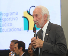 O governador Carlos Massa Ratinho Junior recebeu nesta quarta-feira (13), no Palácio Iguaçu, o campeão mundial de futebol Pelé. No evento, que contou com a presença de estudantes, atletas e ex-atletas, foram lançados a campanha Imposto Amigo do Esporte, do Governo do Estado, e o programa Esportivo Lúdico Educacional, de iniciativa de Pelé.  -  Curitiba, 13/03/2019  -  Foto: Rodrigo Félix Leal/ANPr