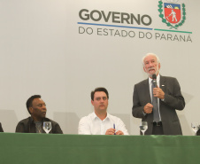 O governador Carlos Massa Ratinho Junior recebeu nesta quarta-feira (13), no Palácio Iguaçu, o campeão mundial de futebol Pelé. No evento, que contou com a presença de estudantes, atletas e ex-atletas, foram lançados a campanha Imposto Amigo do Esporte, do Governo do Estado, e o programa Esportivo Lúdico Educacional, de iniciativa de Pelé.  -  Curitiba, 13/03/2019  -  Foto: Rodrigo Félix Leal/ANPr