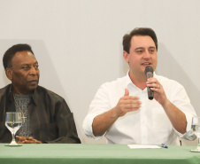 O governador Carlos Massa Ratinho Junior recebeu nesta quarta-feira (13), no Palácio Iguaçu, o campeão mundial de futebol Pelé. No evento, que contou com a presença de estudantes, atletas e ex-atletas, foram lançados a campanha Imposto Amigo do Esporte, do Governo do Estado, e o programa Esportivo Lúdico Educacional, de iniciativa de Pelé.  -  Curitiba, 13/03/2019  -  Foto: Rodrigo Félix Leal/ANPr