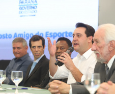 O governador Carlos Massa Ratinho Junior recebeu nesta quarta-feira (13), no Palácio Iguaçu, o campeão mundial de futebol Pelé. No evento, que contou com a presença de estudantes, atletas e ex-atletas, foram lançados a campanha Imposto Amigo do Esporte, do Governo do Estado, e o programa Esportivo Lúdico Educacional, de iniciativa de Pelé.  -  Curitiba, 13/03/2019  -  Foto: Rodrigo Félix Leal/ANPr