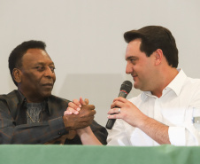 O governador Carlos Massa Ratinho Junior recebeu nesta quarta-feira (13), no Palácio Iguaçu, o campeão mundial de futebol Pelé. No evento, que contou com a presença de estudantes, atletas e ex-atletas, foram lançados a campanha Imposto Amigo do Esporte, do Governo do Estado, e o programa Esportivo Lúdico Educacional, de iniciativa de Pelé.  -  Curitiba, 13/03/2019  -  Foto: Rodrigo Félix Leal/ANPr