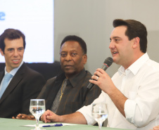 O governador Carlos Massa Ratinho Junior recebeu nesta quarta-feira (13), no Palácio Iguaçu, o campeão mundial de futebol Pelé. No evento, que contou com a presença de estudantes, atletas e ex-atletas, foram lançados a campanha Imposto Amigo do Esporte, do Governo do Estado, e o programa Esportivo Lúdico Educacional, de iniciativa de Pelé.  -  Curitiba, 13/03/2019  -  Foto: Rodrigo Félix Leal/ANPr