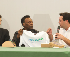 O governador Carlos Massa Ratinho Junior recebeu nesta quarta-feira (13), no Palácio Iguaçu, o campeão mundial de futebol Pelé. No evento, que contou com a presença de estudantes, atletas e ex-atletas, foram lançados a campanha Imposto Amigo do Esporte, do Governo do Estado, e o programa Esportivo Lúdico Educacional, de iniciativa de Pelé.  -  Curitiba, 13/03/2019  -  Foto: Rodrigo Félix Leal/ANPr