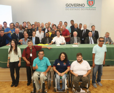 O governador Carlos Massa Ratinho Junior recebeu nesta quarta-feira (13), no Palácio Iguaçu, o campeão mundial de futebol Pelé. No evento, que contou com a presença de estudantes, atletas e ex-atletas, foram lançados a campanha Imposto Amigo do Esporte, do Governo do Estado, e o programa Esportivo Lúdico Educacional, de iniciativa de Pelé.  -  Curitiba, 13/03/2019  -  Foto: Rodrigo Félix Leal/ANPr