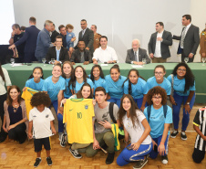 O governador Carlos Massa Ratinho Junior recebeu nesta quarta-feira (13), no Palácio Iguaçu, o campeão mundial de futebol Pelé. No evento, que contou com a presença de estudantes, atletas e ex-atletas, foram lançados a campanha Imposto Amigo do Esporte, do Governo do Estado, e o programa Esportivo Lúdico Educacional, de iniciativa de Pelé.  -  Curitiba, 13/03/2019  -  Foto: Rodrigo Félix Leal/ANPr