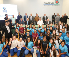O governador Carlos Massa Ratinho Junior recebeu nesta quarta-feira (13), no Palácio Iguaçu, o campeão mundial de futebol Pelé. No evento, que contou com a presença de estudantes, atletas e ex-atletas, foram lançados a campanha Imposto Amigo do Esporte, do Governo do Estado, e o programa Esportivo Lúdico Educacional, de iniciativa de Pelé.  -  Curitiba, 13/03/2019  -  Foto: Rodrigo Félix Leal/ANPr