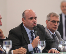 O governador Carlos Massa Ratinho Junior recebeu nesta quarta-feira (13), no Palácio Iguaçu, o campeão mundial de futebol Pelé. No evento, que contou com a presença de estudantes, atletas e ex-atletas, foram lançados a campanha Imposto Amigo do Esporte, do Governo do Estado, e o programa Esportivo Lúdico Educacional, de iniciativa de Pelé. -  Curitiba, 13/03/2019 -  Foto: Geraldo Bubniak/ANPr