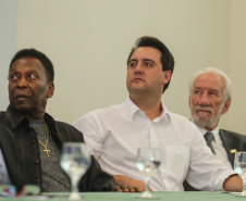 O governador Carlos Massa Ratinho Junior recebeu nesta quarta-feira (13), no Palácio Iguaçu, o campeão mundial de futebol Pelé. No evento, que contou com a presença de estudantes, atletas e ex-atletas, foram lançados a campanha Imposto Amigo do Esporte, do Governo do Estado, e o programa Esportivo Lúdico Educacional, de iniciativa de Pelé. -  Curitiba, 13/03/2019 -  Foto: Geraldo Bubniak/ANPr