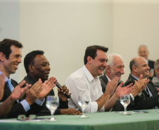 O governador Carlos Massa Ratinho Junior recebeu nesta quarta-feira (13), no Palácio Iguaçu, o campeão mundial de futebol Pelé. No evento, que contou com a presença de estudantes, atletas e ex-atletas, foram lançados a campanha Imposto Amigo do Esporte, do Governo do Estado, e o programa Esportivo Lúdico Educacional, de iniciativa de Pelé. -  Curitiba, 13/03/2019 -  Foto: Geraldo Bubniak/ANPr