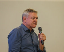O governador Carlos Massa Ratinho Junior recebeu nesta quarta-feira (13), no Palácio Iguaçu, o campeão mundial de futebol Pelé. No evento, que contou com a presença de estudantes, atletas e ex-atletas, foram lançados a campanha Imposto Amigo do Esporte, do Governo do Estado, e o programa Esportivo Lúdico Educacional, de iniciativa de Pelé. -  Curitiba, 13/03/2019 -  Foto: Geraldo Bubniak/ANPr