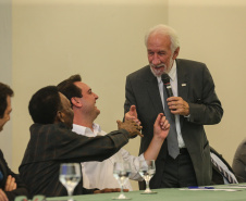 O governador Carlos Massa Ratinho Junior recebeu nesta quarta-feira (13), no Palácio Iguaçu, o campeão mundial de futebol Pelé. No evento, que contou com a presença de estudantes, atletas e ex-atletas, foram lançados a campanha Imposto Amigo do Esporte, do Governo do Estado, e o programa Esportivo Lúdico Educacional, de iniciativa de Pelé. -  Curitiba, 13/03/2019 -  Foto: Geraldo Bubniak/ANPr