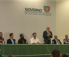 O governador Carlos Massa Ratinho Junior recebeu nesta quarta-feira (13), no Palácio Iguaçu, o campeão mundial de futebol Pelé. No evento, que contou com a presença de estudantes, atletas e ex-atletas, foram lançados a campanha Imposto Amigo do Esporte, do Governo do Estado, e o programa Esportivo Lúdico Educacional, de iniciativa de Pelé. -  Curitiba, 13/03/2019 -  Foto: Geraldo Bubniak/ANPr