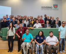 O governador Carlos Massa Ratinho Junior recebeu nesta quarta-feira (13), no Palácio Iguaçu, o campeão mundial de futebol Pelé. No evento, que contou com a presença de estudantes, atletas e ex-atletas, foram lançados a campanha Imposto Amigo do Esporte, do Governo do Estado, e o programa Esportivo Lúdico Educacional, de iniciativa de Pelé. -  Curitiba, 13/03/2019 -  Foto: Geraldo Bubniak/ANPr