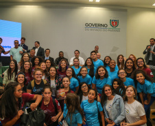 O governador Carlos Massa Ratinho Junior recebeu nesta quarta-feira (13), no Palácio Iguaçu, o campeão mundial de futebol Pelé. No evento, que contou com a presença de estudantes, atletas e ex-atletas, foram lançados a campanha Imposto Amigo do Esporte, do Governo do Estado, e o programa Esportivo Lúdico Educacional, de iniciativa de Pelé. -  Curitiba, 13/03/2019 -  Foto: Geraldo Bubniak/ANPr