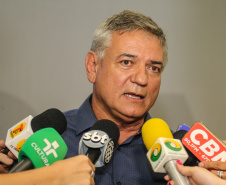 O governador Carlos Massa Ratinho Junior recebeu nesta quarta-feira (13), no Palácio Iguaçu, o campeão mundial de futebol Pelé. No evento, que contou com a presença de estudantes, atletas e ex-atletas, foram lançados a campanha Imposto Amigo do Esporte, do Governo do Estado, e o programa Esportivo Lúdico Educacional, de iniciativa de Pelé. -  Curitiba, 13/03/2019 -  Foto: Geraldo Bubniak/ANPr