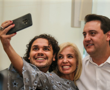 O governador Carlos Massa Ratinho Junior recebeu nesta quarta-feira (13), no Palácio Iguaçu, o campeão mundial de futebol Pelé. No evento, que contou com a presença de estudantes, atletas e ex-atletas, foram lançados a campanha Imposto Amigo do Esporte, do Governo do Estado, e o programa Esportivo Lúdico Educacional, de iniciativa de Pelé. -  Curitiba, 13/03/2019 -  Foto: Geraldo Bubniak/ANPr
