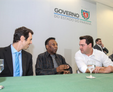 O governador Carlos Massa Ratinho Junior recebeu nesta quarta-feira (13), no Palácio Iguaçu, o campeão mundial de futebol Pelé. No evento, que contou com a presença de estudantes, atletas e ex-atletas, foram lançados a campanha Imposto Amigo do Esporte, do Governo do Estado, e o programa Esportivo Lúdico Educacional, de iniciativa de Pelé. -  Curitiba, 13/03/2019 -  Foto: Geraldo Bubniak/ANPr