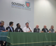 O governador Carlos Massa Ratinho Junior recebeu nesta quarta-feira (13), no Palácio Iguaçu, o campeão mundial de futebol Pelé. No evento, que contou com a presença de estudantes, atletas e ex-atletas, foram lançados a campanha Imposto Amigo do Esporte, do Governo do Estado, e o programa Esportivo Lúdico Educacional, de iniciativa de Pelé. - Curitiba, 13/03/2019 - Foto: José Fernando Ogura/ANPr