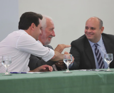 O governador Carlos Massa Ratinho Junior recebeu nesta quarta-feira (13), no Palácio Iguaçu, o campeão mundial de futebol Pelé. No evento, que contou com a presença de estudantes, atletas e ex-atletas, foram lançados a campanha Imposto Amigo do Esporte, do Governo do Estado, e o programa Esportivo Lúdico Educacional, de iniciativa de Pelé. - Curitiba, 13/03/2019 - Foto: José Fernando Ogura/ANPr