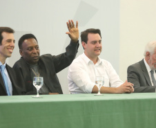 O governador Carlos Massa Ratinho Junior recebeu nesta quarta-feira (13), no Palácio Iguaçu, o campeão mundial de futebol Pelé. No evento, que contou com a presença de estudantes, atletas e ex-atletas, foram lançados a campanha Imposto Amigo do Esporte, do Governo do Estado, e o programa Esportivo Lúdico Educacional, de iniciativa de Pelé. - Curitiba, 13/03/2019 - Foto: José Fernando Ogura/ANPr