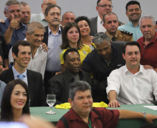 O governador Carlos Massa Ratinho Junior recebeu nesta quarta-feira (13), no Palácio Iguaçu, o campeão mundial de futebol Pelé. No evento, que contou com a presença de estudantes, atletas e ex-atletas, foram lançados a campanha Imposto Amigo do Esporte, do Governo do Estado, e o programa Esportivo Lúdico Educacional, de iniciativa de Pelé. - Curitiba, 13/03/2019 - Foto: José Fernando Ogura/ANPr