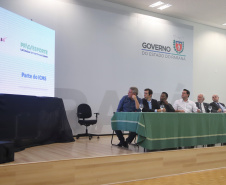 O governador Carlos Massa Ratinho Junior recebeu nesta quarta-feira (13), no Palácio Iguaçu, o campeão mundial de futebol Pelé. No evento, que contou com a presença de estudantes, atletas e ex-atletas, foram lançados a campanha Imposto Amigo do Esporte, do Governo do Estado, e o programa Esportivo Lúdico Educacional, de iniciativa de Pelé. - Curitiba, 13/03/2019 - Foto: José Fernando Ogura/ANPr