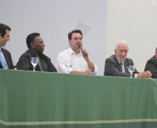 O governador Carlos Massa Ratinho Junior recebeu nesta quarta-feira (13), no Palácio Iguaçu, o campeão mundial de futebol Pelé. No evento, que contou com a presença de estudantes, atletas e ex-atletas, foram lançados a campanha Imposto Amigo do Esporte, do Governo do Estado, e o programa Esportivo Lúdico Educacional, de iniciativa de Pelé. - Curitiba, 13/03/2019 - Foto: José Fernando Ogura/ANPr