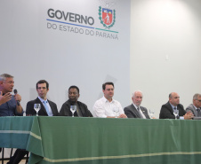 O governador Carlos Massa Ratinho Junior recebeu nesta quarta-feira (13), no Palácio Iguaçu, o campeão mundial de futebol Pelé. No evento, que contou com a presença de estudantes, atletas e ex-atletas, foram lançados a campanha Imposto Amigo do Esporte, do Governo do Estado, e o programa Esportivo Lúdico Educacional, de iniciativa de Pelé. - Curitiba, 13/03/2019 - Foto: José Fernando Ogura/ANPr