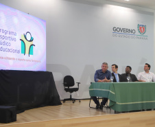 O governador Carlos Massa Ratinho Junior recebeu nesta quarta-feira (13), no Palácio Iguaçu, o campeão mundial de futebol Pelé. No evento, que contou com a presença de estudantes, atletas e ex-atletas, foram lançados a campanha Imposto Amigo do Esporte, do Governo do Estado, e o programa Esportivo Lúdico Educacional, de iniciativa de Pelé. - Curitiba, 13/03/2019 - Foto: José Fernando Ogura/ANPr