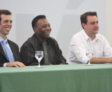 O governador Carlos Massa Ratinho Junior recebeu nesta quarta-feira (13), no Palácio Iguaçu, o campeão mundial de futebol Pelé. No evento, que contou com a presença de estudantes, atletas e ex-atletas, foram lançados a campanha Imposto Amigo do Esporte, do Governo do Estado, e o programa Esportivo Lúdico Educacional, de iniciativa de Pelé. - Curitiba, 13/03/2019 - Foto: José Fernando Ogura/ANPr