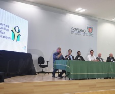 O governador Carlos Massa Ratinho Junior recebeu nesta quarta-feira (13), no Palácio Iguaçu, o campeão mundial de futebol Pelé. No evento, que contou com a presença de estudantes, atletas e ex-atletas, foram lançados a campanha Imposto Amigo do Esporte, do Governo do Estado, e o programa Esportivo Lúdico Educacional, de iniciativa de Pelé. - Curitiba, 13/03/2019 - Foto: José Fernando Ogura/ANPr