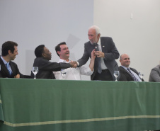 O governador Carlos Massa Ratinho Junior recebeu nesta quarta-feira (13), no Palácio Iguaçu, o campeão mundial de futebol Pelé. No evento, que contou com a presença de estudantes, atletas e ex-atletas, foram lançados a campanha Imposto Amigo do Esporte, do Governo do Estado, e o programa Esportivo Lúdico Educacional, de iniciativa de Pelé. - Curitiba, 13/03/2019 - Foto: José Fernando Ogura/ANPr