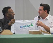 O governador Carlos Massa Ratinho Junior recebeu nesta quarta-feira (13), no Palácio Iguaçu, o campeão mundial de futebol Pelé. No evento, que contou com a presença de estudantes, atletas e ex-atletas, foram lançados a campanha Imposto Amigo do Esporte, do Governo do Estado, e o programa Esportivo Lúdico Educacional, de iniciativa de Pelé. - Curitiba, 13/03/2019 - Foto: José Fernando Ogura/ANPr