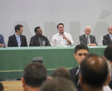O governador Carlos Massa Ratinho Junior recebeu nesta quarta-feira (13), no Palácio Iguaçu, o campeão mundial de futebol Pelé. No evento, que contou com a presença de estudantes, atletas e ex-atletas, foram lançados a campanha Imposto Amigo do Esporte, do Governo do Estado, e o programa Esportivo Lúdico Educacional, de iniciativa de Pelé. - Curitiba, 13/03/2019 - Foto: José Fernando Ogura/ANPr