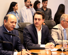 O balanço final da "Operação Verão" foi apresentado nesta quinta-feira (14), em reunião no Palácio Iguaçu, do governador Carlos Massa Ratinho Junior, o secretário da Segurança Pública e Administração Penitenciária, Luiz Felipe Carbonell, e representantes de todas as secretarias e órgãos envolvidos nas atividades..Foto de Gilson Abreu/ANPr - 14.03.2019