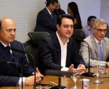 O balanço final da "Operação Verão" foi apresentado nesta quinta-feira (14), em reunião no Palácio Iguaçu, do governador Carlos Massa Ratinho Junior, o secretário da Segurança Pública e Administração Penitenciária, Luiz Felipe Carbonell, e representantes de todas as secretarias e órgãos envolvidos nas atividades..Foto de Gilson Abreu/ANPr - 14.03.2019