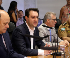 O balanço final da "Operação Verão" foi apresentado nesta quinta-feira (14), em reunião no Palácio Iguaçu, do governador Carlos Massa Ratinho Junior, o secretário da Segurança Pública e Administração Penitenciária, Luiz Felipe Carbonell, e representantes de todas as secretarias e órgãos envolvidos nas atividades..Foto de Gilson Abreu/ANPr - 14.03.2019