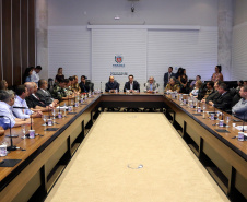 O balanço final da "Operação Verão" foi apresentado nesta quinta-feira (14), em reunião no Palácio Iguaçu, do governador Carlos Massa Ratinho Junior, o secretário da Segurança Pública e Administração Penitenciária, Luiz Felipe Carbonell, e representantes de todas as secretarias e órgãos envolvidos nas atividades..Foto de Gilson Abreu/ANPr - 14.03.2019