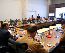 O balanço final da "Operação Verão" foi apresentado nesta quinta-feira (14), em reunião no Palácio Iguaçu, do governador Carlos Massa Ratinho Junior, o secretário da Segurança Pública e Administração Penitenciária, Luiz Felipe Carbonell, e representantes de todas as secretarias e órgãos envolvidos nas atividades..Foto de Gilson Abreu/ANPr - 14.03.2019