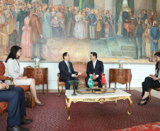 A China quer ser parceira do Paraná em obras de infraestrutura, com grande interesse no projeto do corredor bioceânico, que ligará os portos de Paranaguá, no Litoral do Estado, ao de Antofagasta, no Chile. O assunto foi tratado nesta quinta-feira (14) entre o governador Carlos Massa Ratinho Junior e o embaixador da República Popular da China, Yang Wanming, no Palácio Iguaçu. - . Curitiba,14/03/2019 Foto: Rodrigo Félix Leal/ANPr