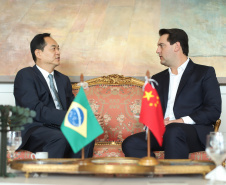 A China quer ser parceira do Paraná em obras de infraestrutura, com grande interesse no projeto do corredor bioceânico, que ligará os portos de Paranaguá, no Litoral do Estado, ao de Antofagasta, no Chile. O assunto foi tratado nesta quinta-feira (14) entre o governador Carlos Massa Ratinho Junior e o embaixador da República Popular da China, Yang Wanming, no Palácio Iguaçu. - . Curitiba,14/03/2019 Foto: Rodrigo Félix Leal/ANPr