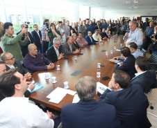 O governador Carlos Massa Ratinho Junior assinou nesta quinta-feira (14) contratos para a construção de 872 novas moradias populares em 15 municípios paranaenses. Os projetos foram desenvolvidos em diferentes programas coordenados pela Companhia de Habitação do Paraná (Cohapar) em parceria com as prefeituras e receberão investimentos de R$ 68,8 milhões. Foto: Rodrigo Felix Leal/ANPr