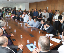 O governador Carlos Massa Ratinho Junior assinou nesta quinta-feira (14) contratos para a construção de 872 novas moradias populares em 15 municípios paranaenses. Os projetos foram desenvolvidos em diferentes programas coordenados pela Companhia de Habitação do Paraná (Cohapar) em parceria com as prefeituras e receberão investimentos de R$ 68,8 milhões. Foto: Rodrigo Felix Leal/ANPr