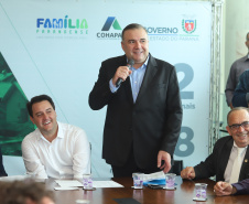O governador Carlos Massa Ratinho Junior assinou nesta quinta-feira (14) contratos para a construção de 872 novas moradias populares em 15 municípios paranaenses. Os projetos foram desenvolvidos em diferentes programas coordenados pela Companhia de Habitação do Paraná (Cohapar) em parceria com as prefeituras e receberão investimentos de R$ 68,8 milhões. Foto: Rodrigo Felix Leal/ANPr