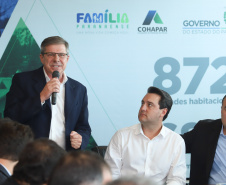 O governador Carlos Massa Ratinho Junior assinou nesta quinta-feira (14) contratos para a construção de 872 novas moradias populares em 15 municípios paranaenses. Os projetos foram desenvolvidos em diferentes programas coordenados pela Companhia de Habitação do Paraná (Cohapar) em parceria com as prefeituras e receberão investimentos de R$ 68,8 milhões. Foto: Rodrigo Felix Leal/ANPr