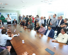 O governador Carlos Massa Ratinho Junior assinou nesta quinta-feira (14) contratos para a construção de 872 novas moradias populares em 15 municípios paranaenses. Os projetos foram desenvolvidos em diferentes programas coordenados pela Companhia de Habitação do Paraná (Cohapar) em parceria com as prefeituras e receberão investimentos de R$ 68,8 milhões. Foto: Rodrigo Felix Leal/ANPr