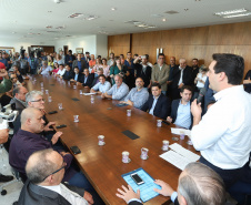 O governador Carlos Massa Ratinho Junior assinou nesta quinta-feira (14) contratos para a construção de 872 novas moradias populares em 15 municípios paranaenses. Os projetos foram desenvolvidos em diferentes programas coordenados pela Companhia de Habitação do Paraná (Cohapar) em parceria com as prefeituras e receberão investimentos de R$ 68,8 milhões. Foto: Rodrigo Felix Leal/ANPr